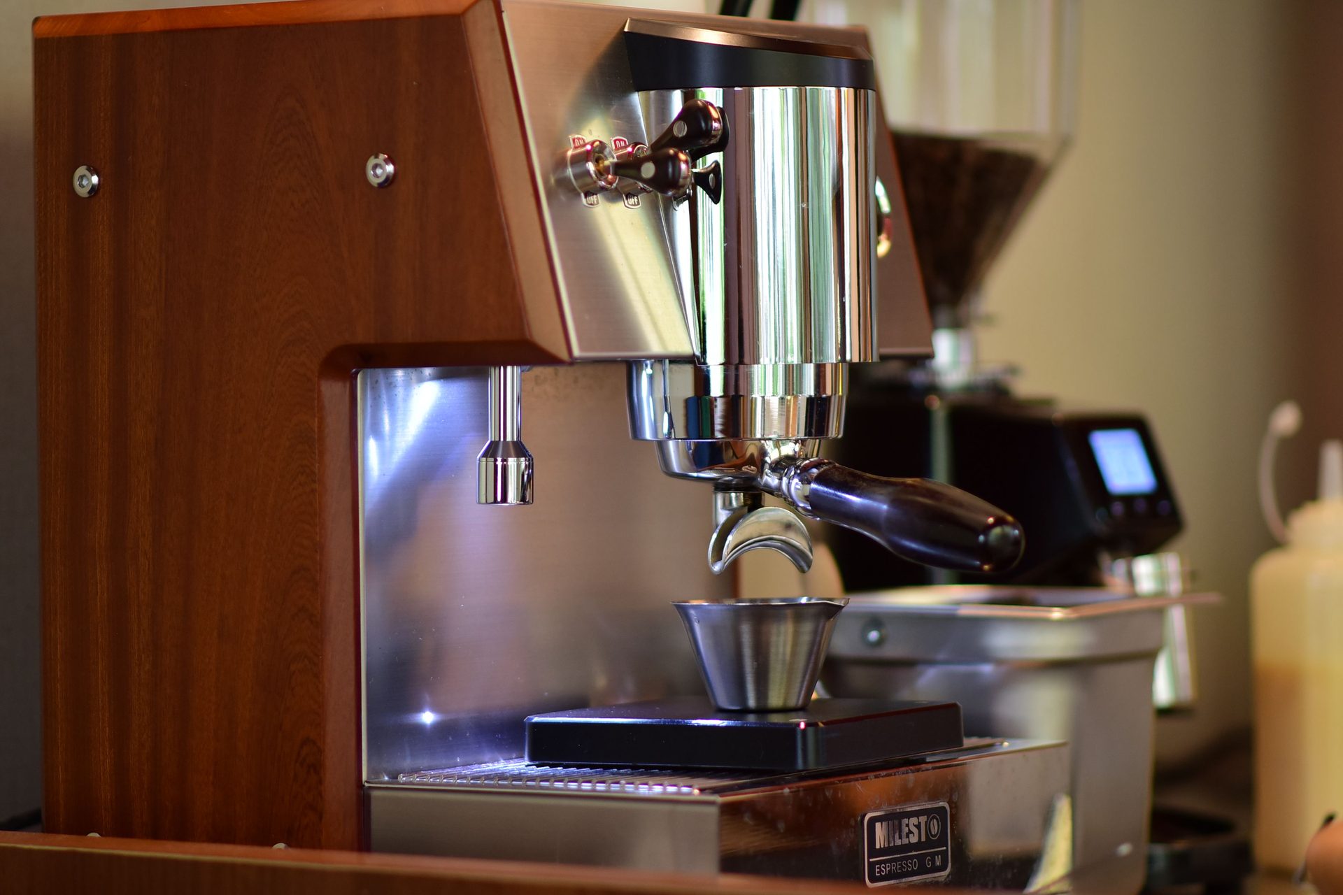 Reparatur einer Espressomaschine in der Werkstatt