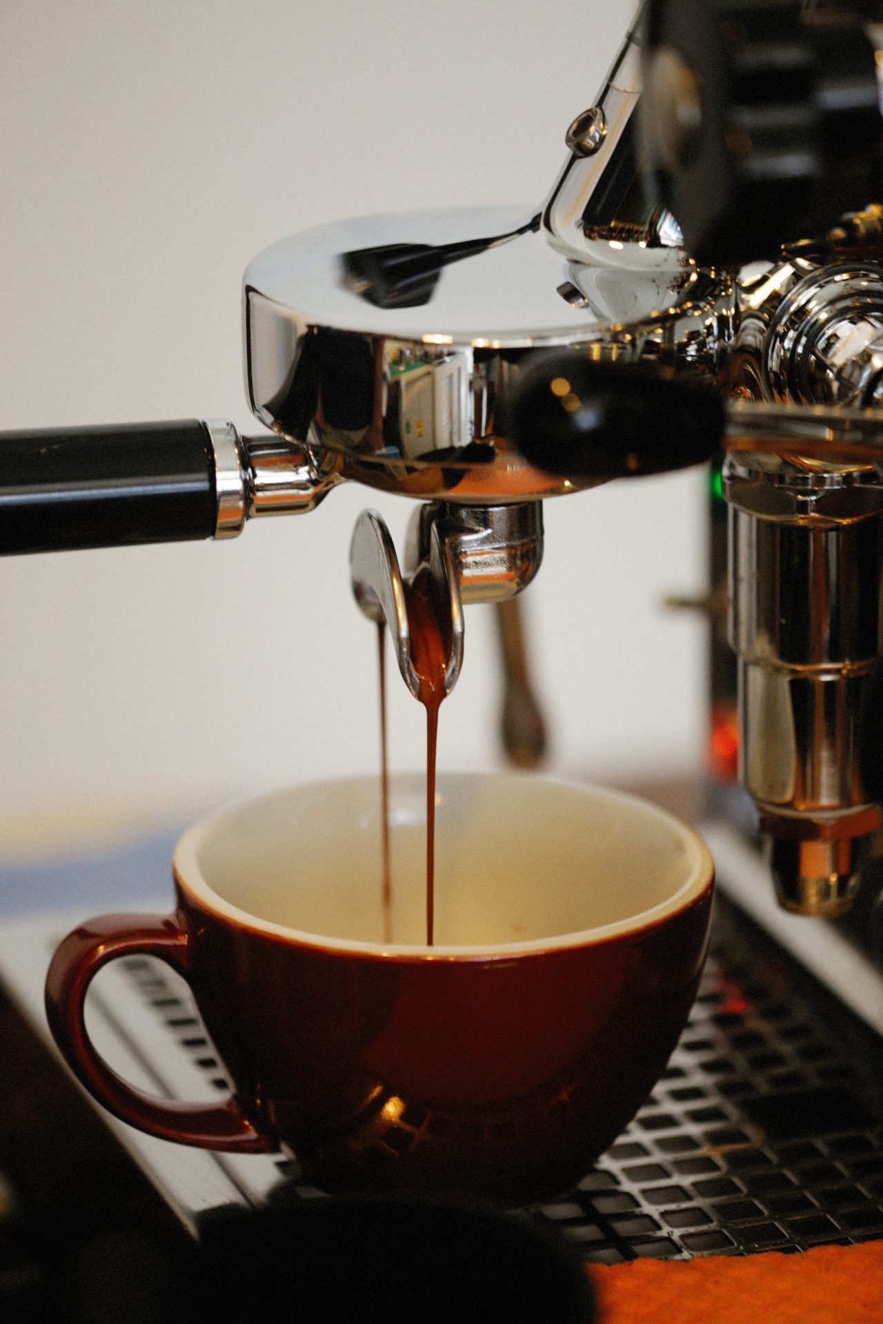 Espresso läuft aus dem Siebträger in eine Tasse